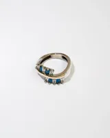 Anillo de plata 925 con dublé de oro, adornado con zirconias azules y blancas.