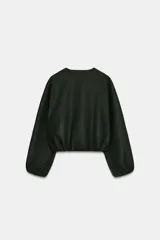 Chaqueta bomber de cuello redondo y manga larga con acabado elástico en puños y ruedo. Presenta cierre frontal con cremallera y bolsillos delanteros de vivo.
