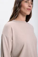 Buzo tejido de punto con cuello redondo a la base, de calce holgado y mangas largas con puños acanalados.