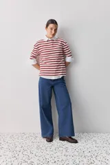 Remera a rayas horizontales rojas y beige, con mangas 3/4 y escote bote.