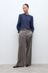 Remera de cuello redondo con cuerpo de algodón y mangas largas abullonadas de popelina con puños elásticos.