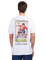 Remera blanca de manga corta para hombre con gran estampado gráfico en la espalda de una escena clásica de rugby con el texto 'Twickenham' y 'Football Rugby'.
