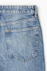 Jean de corte holgado estilo loose, confeccionado en denim de algodón grueso en tono azul claro con lavado desgastado. Presenta diseño de cinco bolsillos, tiro bajo y pierna ancha y redondeada.