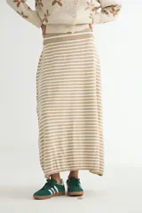 Falda midi de tejido de punto con diseño a rayas horizontales en tonos beige y blanco, con cintura elástica.