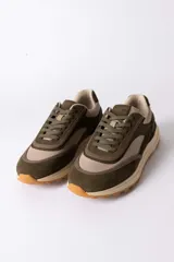 Championes urbanos Urban Haus modelo Julen, con diseño de paneles en tonos verde oliva y beige. Presentan una combinación de texturas en gamuza y material sintético, con suela de goma dentada en color caramelo.