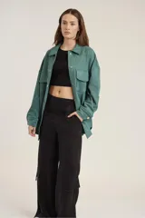 Pantalon cargo de corte recto y tiro alto, confeccionado en tela cupro color verde militar. Presenta bolsillos laterales tipo cargo con solapa y bolsillos frontales clásicos.