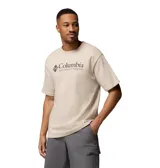 Remera de algodón de alto gramaje color beige, de corte clásico y manga corta, con cuello redondo acanalado y estampa frontal con el logo de Columbia Sportswear Company en tonos oscuros.