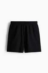 Short de felpa liviana de algodón color negro, con cintura elástica, bolsillos laterales y corte estándar.