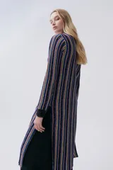 Sacón largo de tejido de punto con rayas verticales en tonos azul, rosa, amarillo y negro. Tiene mangas largas, cuello en V y cierre frontal con lazos.