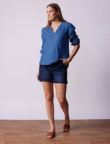 Blusa celeste de tencel, marca Alex & Parker, con escote en V y manga corta amplia.