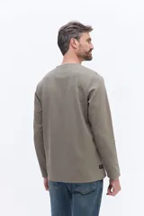 Remera de manga larga Brooksfield color marrón, con cuello redondo y textura sutil. Presenta un estampado frontal con el logo y leyenda de la marca.