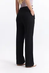 Pantalón negro de tiro medio, corte recto y confeccionado en lino y algodón.