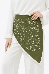 Pañuelo cuadrado de tela con estampado paisley en color verde oliva y detalles en blanco, con borde contrastante.
