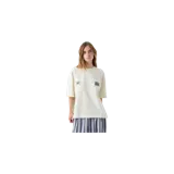 Remera oversize color arena con estampado gráfico verde en la espalda con el texto 'EMESTUDIOS' y elementos de diseño lineal.