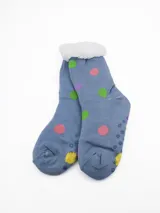 Media de descanso de tejido de punto color azul con estampado de lunares multicolores, interior forrado en material tipo sherpa blanco y suela con puntos antideslizantes.