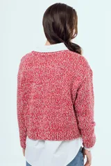 Sweater tejido de punto con acabado moteado en tonos marrones y blancos, de silueta relajada, manga larga y cuello redondo.