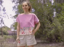 Blusa manga dolman, color salmón, con espalda entera y botones de madera.