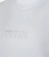 Remera deportiva de manga corta y cuello redondo, color blanco, con la palabra "MOTION" estampada en el pecho en tono blanco sutil.