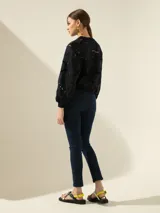 Jeans cropped de tiro medio confeccionado en denim de algodón con elastizado sutil. Fit recto, con lavado sutil manteniendo el color azul intenso del tejido.