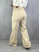 Pantalón de jean color beige, corte wide leg.