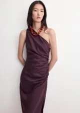 Vestido midi color marrón, de diseño asimétrico con un solo hombro descubierto, detalle fruncido en el lateral y abertura en el bajo.