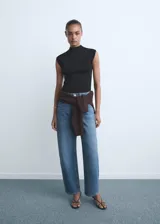 Pantalón de jean estilo barrel con diseño balloon, tiro alto y cinco bolsillos. Cuenta con cierre frontal de cremallera y botón, y trabillas en la cintura.