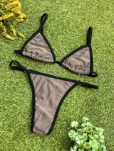Bikini de dos piezas color moka (marrón claro/beige), con corpiño triangular y bombacha colaless regulable.
