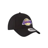 Gorro New Era 9FORTY de los Los Angeles Lakers, color negro con logo bordado en amarillo y violeta. Ajuste strapback y visera curva.