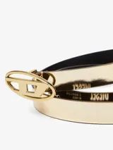 Cinturón rosa metalizado con hebilla metálica ovalada con el logo de la marca.