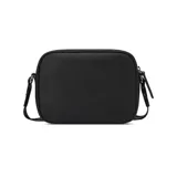 Cartera tipo bandolera Guess modelo Joella, de color negro con acabado texturizado. Presenta el logo de la marca estampado en el frente y una correa ajustable y desmontable con diseño de rayas y letras. Cuenta con cierre superior y compartimento frontal con cierre.