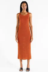 Vestido midi sin mangas de punto jersey con hilo Lurex en tono naranja cobrizo y destellos brillantes. Presenta escote bote y aberturas laterales.