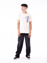 Remera de corte regular color crema con estampa frontal que incluye nombres de distritos de Nueva York y un bloque rectangular gris.