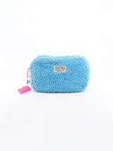 Necessaire de textura tipo felpa o chenille en color celeste, con cierre perimetral y etiqueta frontal de la marca Common Wear. Incluye un detalle de cadena plástica multicolor con una placa rosa colgante en el lateral.