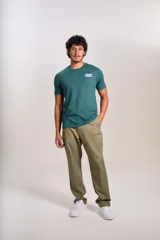 Remera de manga corta color verde petróleo, con cuello redondo y estampa pequeña en el pecho con el texto 'GOOD TIMES'.