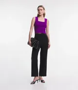 Blusa cropped de punto color beige, con escote cuadrado y breteles anchos. Diseño ajustado al cuerpo confeccionado en tejido retilíneo.