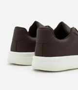 Championes casuales de hombre marca Viko, confeccionados en poliuretano color blanco con suela bold y cierre mediante cordones.