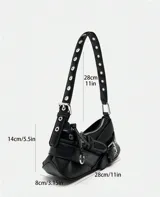 Bolso tipo baguette de cuero sintético negro con múltiples hebillas plateadas.