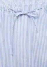 Pantalon de corte recto y tiro alto, confeccionado en tejido de lino y algodón con diseño de rayas verticales finas en tono celeste y blanco. Cuenta con cintura elástica con cordón ajustable.