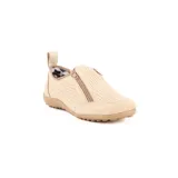 Zapato plano de cuero negro con diseño calado, cierre lateral diagonal y tira trasera para facilitar el calce.