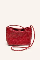 Cartera tipo morral y bandolera de cuero vacuno marrón, completamente trenzada a mano con diseño estructurado y correa larga trenzada.