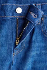 Jean de tiro bajo con diseño de cinco bolsillos, cierre frontal con botón y corte ajustado en la parte superior con piernas acampanadas.