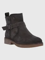 Bota corta de descarne color gris oscuro, con diseño de punta redonda y suela de goma texturizada. Presenta una tira decorativa con hebilla metálica lateral y cierre para ajuste.