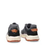 Championes de trail running New Balance modelo Dynasoft Nitrel V6, color gris con detalles en negro y naranja. Presentan una capellada de malla técnica transpirable, entresuela con tecnología Dynasoft para mayor amortiguación y suela de goma con relieve para un agarre superior en terrenos irregulares.