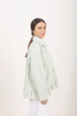 Camisa de manga larga a rayas blancas y verdes, con cuello clásico, cierre frontal de botones y detalle de volados en el ruedo.