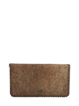 Billetera Rockford de cuero con pelo 100% natural color marrón, con bordes trenzados, cierre perimetral y tecnología RFID para protección de tarjetas.