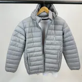 Campera puffer liviana de nylon color gris plata con logo Duxon en color natural.