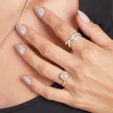 Anillo de plata 925 con diseño de nudo y anillo con piedra redonda color rosa pálido.