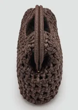 Bolso de mano de fibra natural trenzada en color marrón, con diseño estructurado de tamaño pequeño y asas integradas.