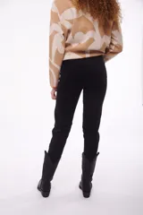 Pantalón de jean negro de corte skinny, tiro alto y largo al tobillo.