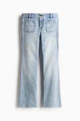 Pantalón de jean acampanado tobillero, de tiro medio, color celeste claro con efecto lavado. Tiene bolsillos delanteros tipo parche y bolsillos traseros. El corte es ajustado en la cintura y cadera, y acampanado desde la rodilla hasta el tobillo.